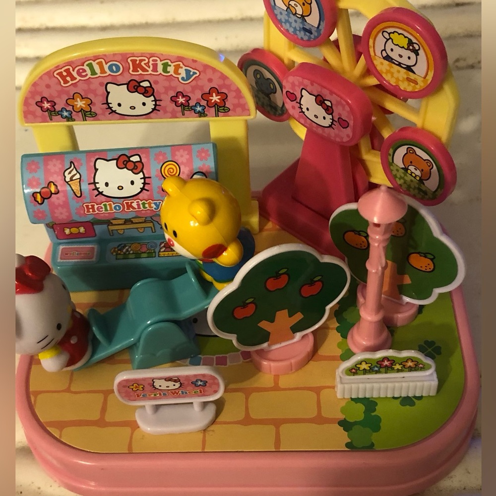 Sanrio Hello Kitty Playground Ferris Wheel See-Saw Mini Amusement Park Play Set